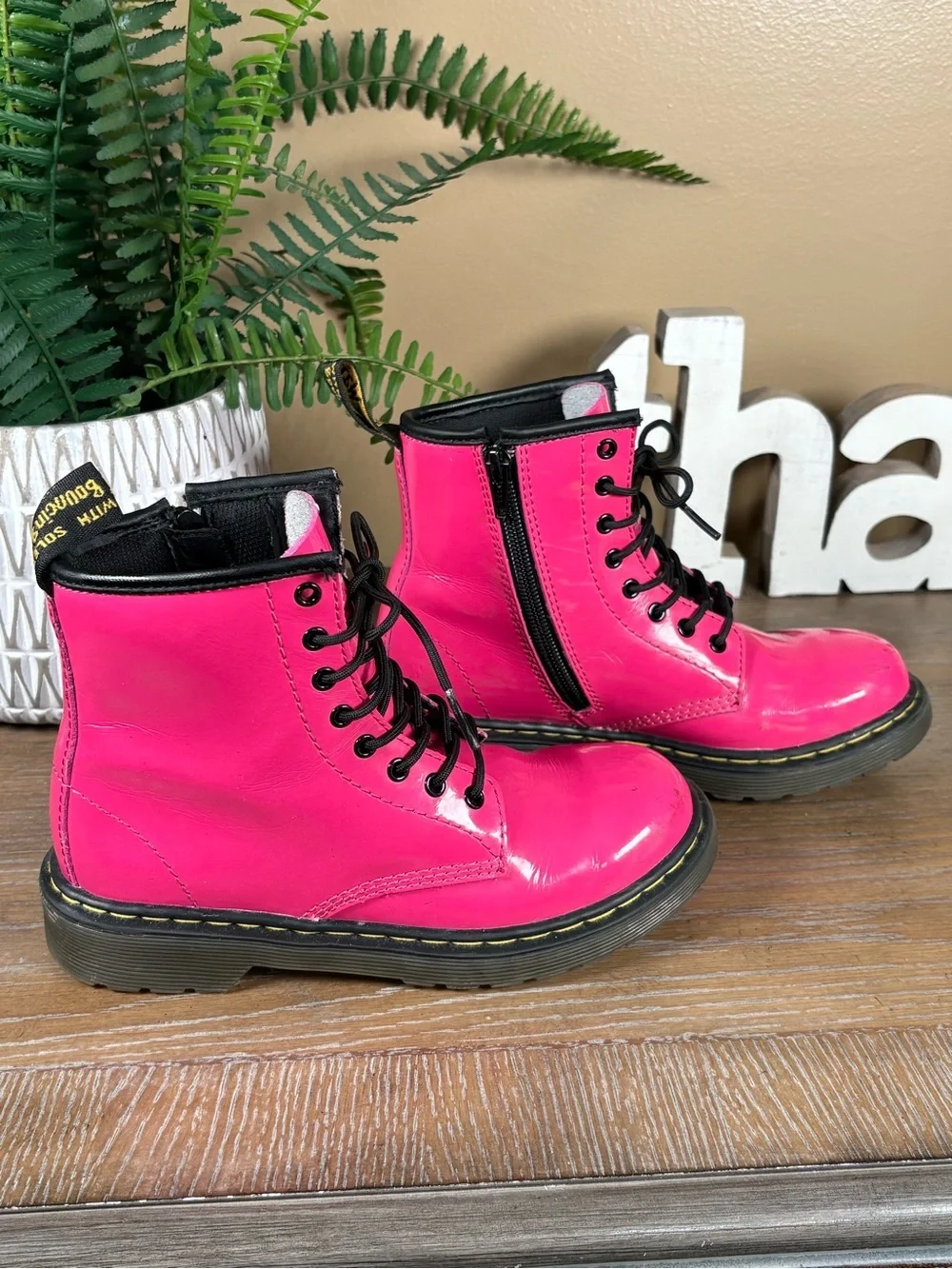 DR MARTENS DELANEY HOT PINK PATENT LAMPER BOOTS JUNIOR GIRLS SIZE 2